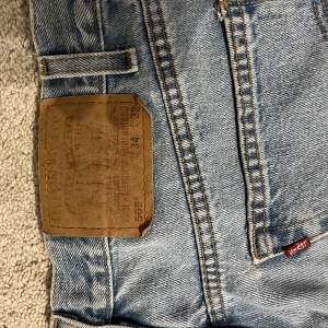 Jätte snygga secondhand köpta Levis 505 jeans, låg/medel höga i midjan, aldrig använda pga för små, har några mindre fläckar framsidan från första början, W34 L32, köpta för 550kr