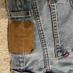 Levis 505 lowrise jeans - Jätte snygga secondhand köpta Levis 505 jeans, låg/medel höga i midjan, aldrig använda pga för små, har några mindre fläckar framsidan från första början, W34 L32, köpta för 550kr