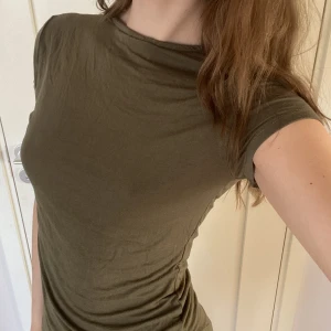 Söt kortärmad  - Söt kortärmad med spets, kan användas både fram och bak. Fint skick, säljer då den inte används. Storlek 40/42 men sitter mer som en S/M, köps via köp nu <3