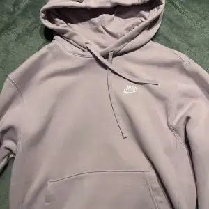 Nike tröja i storlek xs men stor i storlek  Färg- lila 