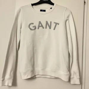 Collagetröja - En vit collagetröja från gant i väldigt bra skick