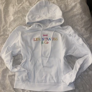 Vit Levis hoodie - Jättefin, vit Levis hoodie. Sparsamt använd så i fint skick. Passar mig som vanligen har S, så skulle rekommendera till de som vanligen har XXS-S.