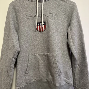 Game hoodie herr - En jättefin Gant hoodie för herr i storlek L. Passar även storlek M. Den är självklart äkta men jag har slängt kvittot för länge sedan 