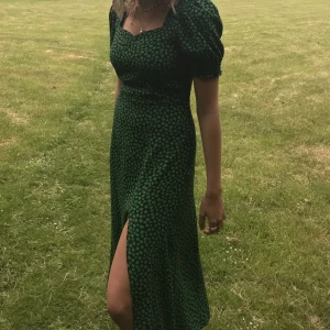 Grön blommig klänning  - Somrig din klänning med blommor 