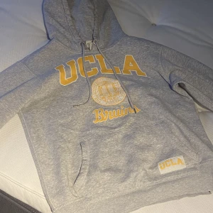 Hoodie - Säljer denna hoodie i storlek XS.