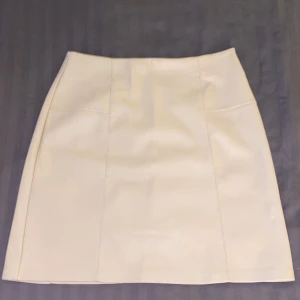 Beige skinnkjol - En beige figurnära skinnkjol köpt på New Yorker som tyvärr inte passar längre. Storlek 36 och aldrig använd. Pris kan diskuteras 