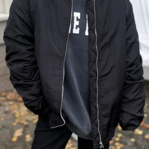 Oversize bomberjacka från nelly - Oversize bomberjacka från nelly