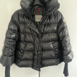 Moncler Jacka - Super snygg unik Moncler jacka som inte har några tydliga defekter förutom att lappen invändigt är lös. Har tyvärr inte kvittot där av priset.  Storleken är 0 motsvarar S