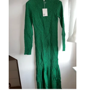 & Other stories lång klänning - Grön lång klänning från & Other stories inköpt 2021 helt oanvänd då jag inte fått tillfälle att använda den. Köpt för 1300 säljer för 700