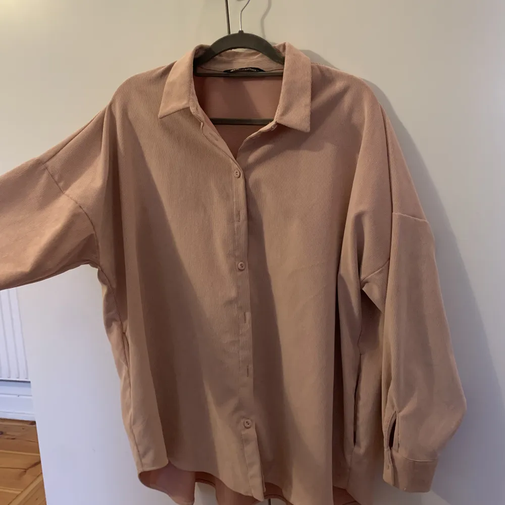 Pink Manchester oversize shirt from Zara. Size XL so it’s oversized and it has side pockets. Worn 1 time. Skjortor.