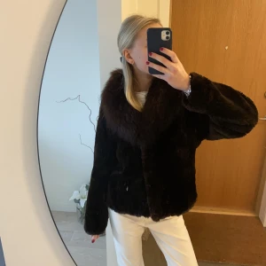 Pälsjacka  - Så sjukt fin pälsjacka i fuskpäls men äkta päls på kragen❤️ köpt vintage i paris för omkring 1000kr