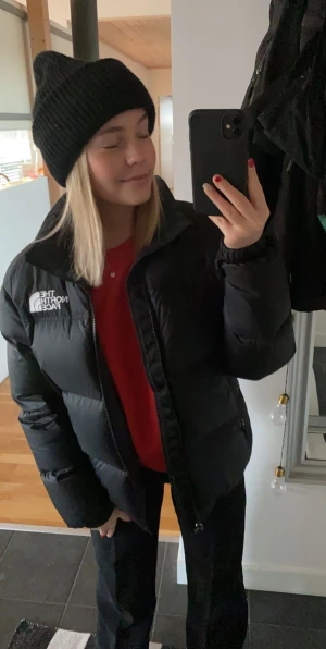 The North face jacka - Säljer nu min älskade north face jacka som jag tyvärr aldrig får användning för längre. Den är i ett väldigt fint skick🫶🏼Den är i barnstorlek XL, men ser precis likadan ut som vuxenmodellen, bara priset som skiljer. Nypris 2975kr, frakt ingår i priset!🥰