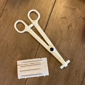 Piercingnålar+klämma - 4 st sterila piercingnålat med engångs klämma ( sprita rent )