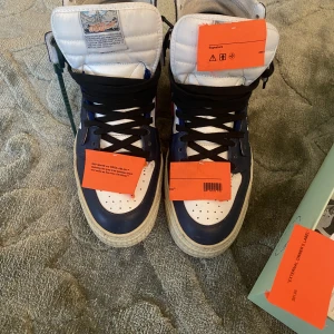 Off white skor - Off white(off court 3.0) Köpt på LUISAVIAROMA för 6. Dustbag, låda och verifieringskoden kommer med. 1 av lapparna har tyvärr kommit av från skon men går att sy på väldigt enkelt. Kan göra om det önskas!