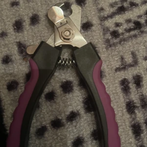 Kloklippare - Använd 1 gång Passar bra för främst hundar men även andra djurarter med klor som behöver klippas. Som på bilderna kan ses, finns en ställare för att antingen klippa större del elr mindre del av klon Funkar felfritt säljes då jag inte har användning av den