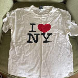 Säljer mina jätte fina I ❤️new york t-shirt då den inte kommer till användning längre:(