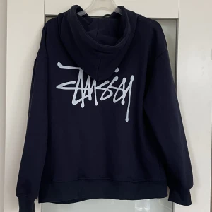 Stussy Hoodie - Jag säljer en stussy hoodie i storlek S, 10/10 skick då det inte finns några defekter och märket är varken slitet där fram eller bak. 