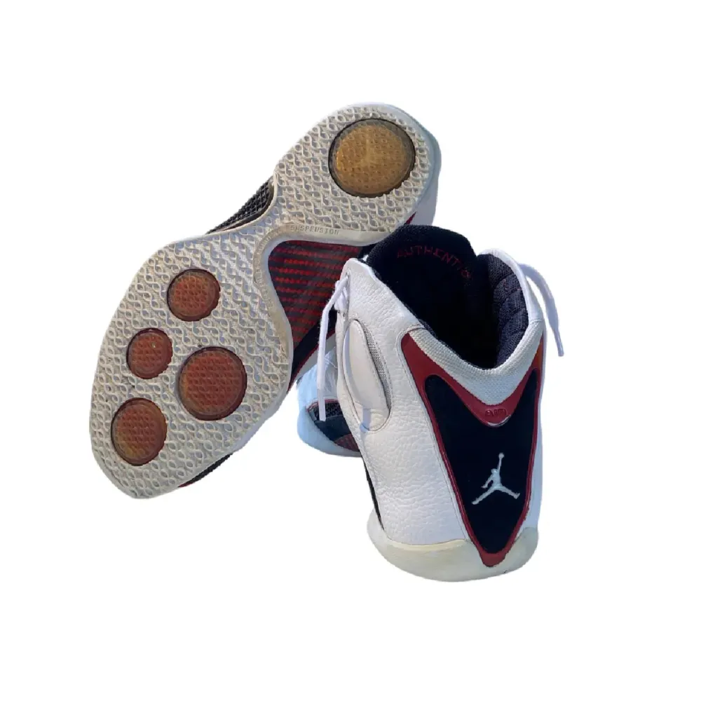 Storlek: 41. Jordan XX1 (21) Colourway “White Varsity Red Metallic Silver” ny pris ca 6,500kr. Fick skorna som en gåva av en äldre vän som hade haft de sen ett tag tillbaka. Byten går bra annars är det bara att komma med pris förslag! . Skor.