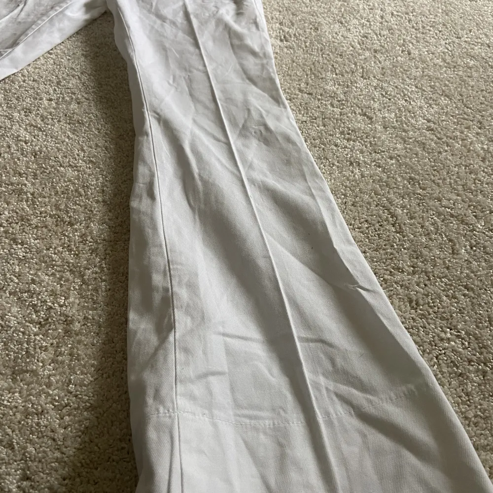 Vita lågmidjade kostymbyxor storlek S. Skrev för fler bilder eller mått. Jeans & Byxor.
