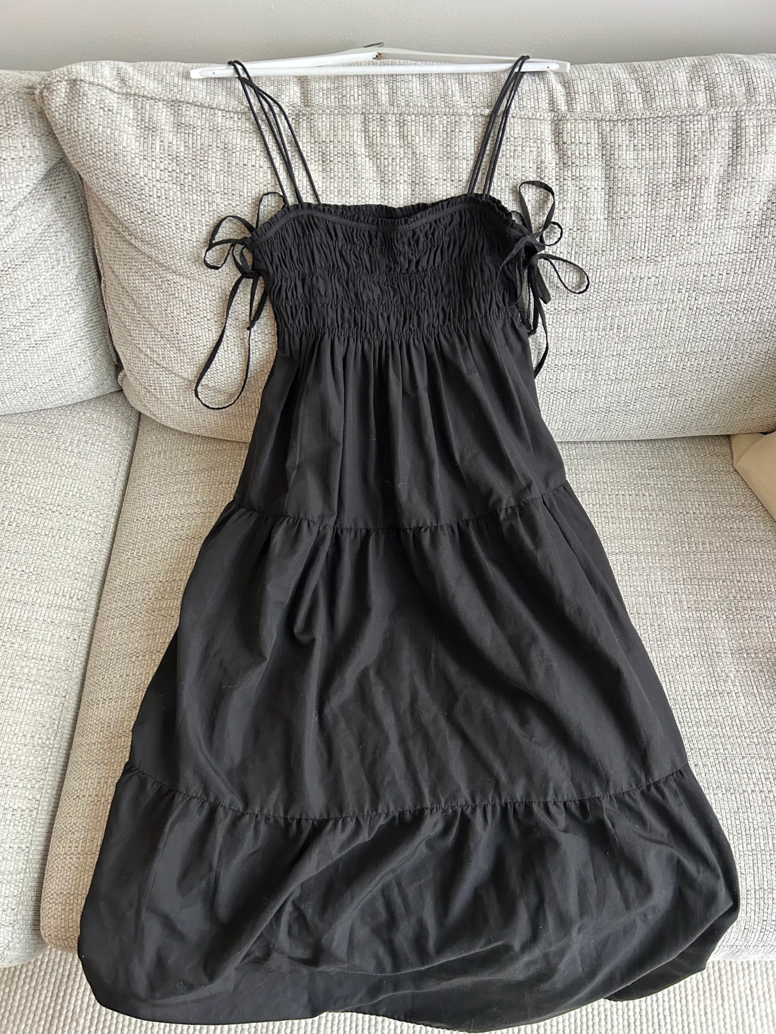 Svart klänning med snöring 