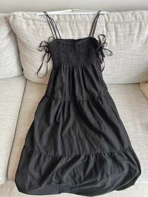 Svart klänning med snöring  - En väldigt söt somrig klänning. Knappt använd. 