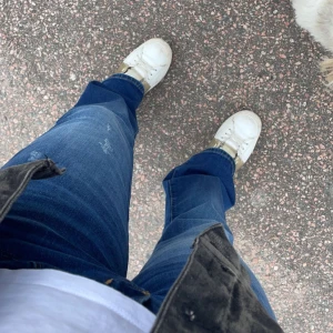 Ltb jeans - Säljer mina ltb jeans då dom är förstora för mig. Skit snygga! Älskar dom jätte mycket men tyvärr lite stora. Dom är helt nya har bara använt dom 1 gång❤️ Så precis som nya❤️Storlek: 28:32😊