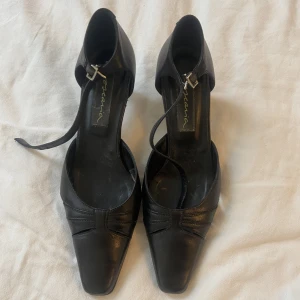 Svarta kitten heels storlek 37 - Säljer dessa perfekta klackarna i otroligt bra skick. Har fina rosettliknande detaljer! Endast använda 2 ggr. 🫶🏼