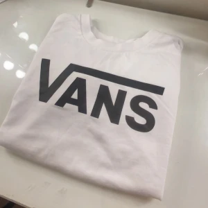 Vans tröja - Vit vans tröja i strl S. Använd ett fåtal gånger så är i väldigt fint skick. 