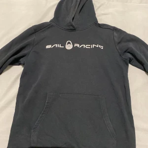 Sail racing  - Hej jag säljer min sail racing hoodie efter som jag inte använder mer är i bra skick och är storlek M