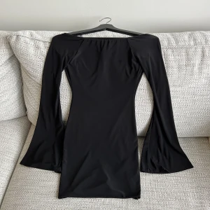 Klänning med urringning i ryggen! - Supersöt svart klänning som har en snygg urringning i ryggen. Säljer på grund av att den är för liten för mig tyvärr. Testat men aldrig använt. 