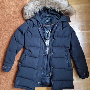 Hollies subway vinterjacka - Jackor & ytterplagg, stl. 36 (S), Dam 1850 kr Säljer min vinterjacka från märket Hollies i deras modell Subway. Storlek 36 i jackan, har tyvärr blivit för liten därav att jag säljer. Bara använd en vinter, bra skick på jackan. Äkta päls.