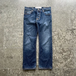 Jacob Cohen jeans - Säljer dessa Jacob Cohën jeans! - storlek 33, sitter som 32. Fint skick, 8/10! - mått: midja 42 cm Benlängd yttersida 100 cm, Benlängd insida 73 cm, Benöppning 21 cm. - funderingar? tveka inte på att höra av dig!