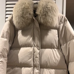 Dunjacka från meotine - Jättefin dunjacka från meotine, köpt förra året, i fint skick inte använd många gånger. Jättefin krage, och har väldigt bra värme. Storlek M/L. Köpt för 4500 kr.