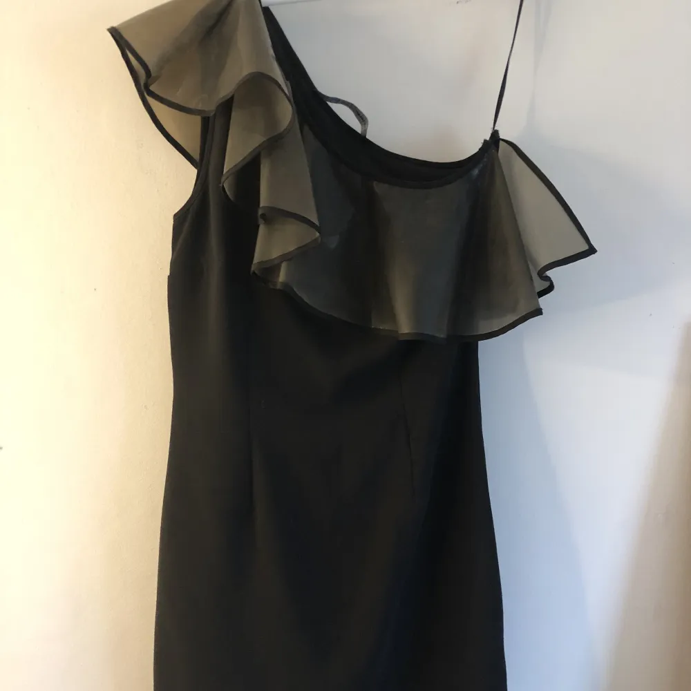 Köpt men aldrig använd, kort svart festklänning från Icona pop x Gina tricot. Skön och stretchigt material . Klänningar.