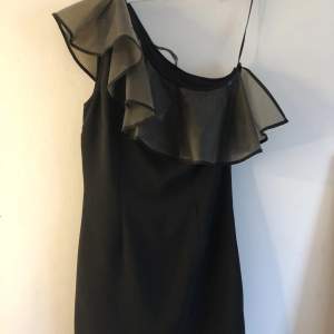 Köpt men aldrig använd, kort svart festklänning från Icona pop x Gina tricot. Skön och stretchigt material 