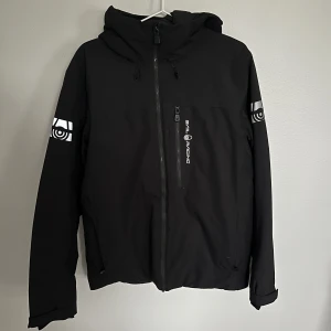 Sail Racing Jacka - Säljer nu min Sail Racing Jacka i storlek M perfekt som en vinter eller höst jacka. Använd bara ett fåtal gånger och är i jättebra skick. Om du har någon fråga så är det bara att höra av sig! Priset är inte hugget i sten!