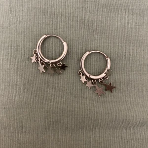 Örhängen  - Superfina örhängen i sterling silver från Alvaz essentials tror jag💗använda ett fåtal gånger 💘