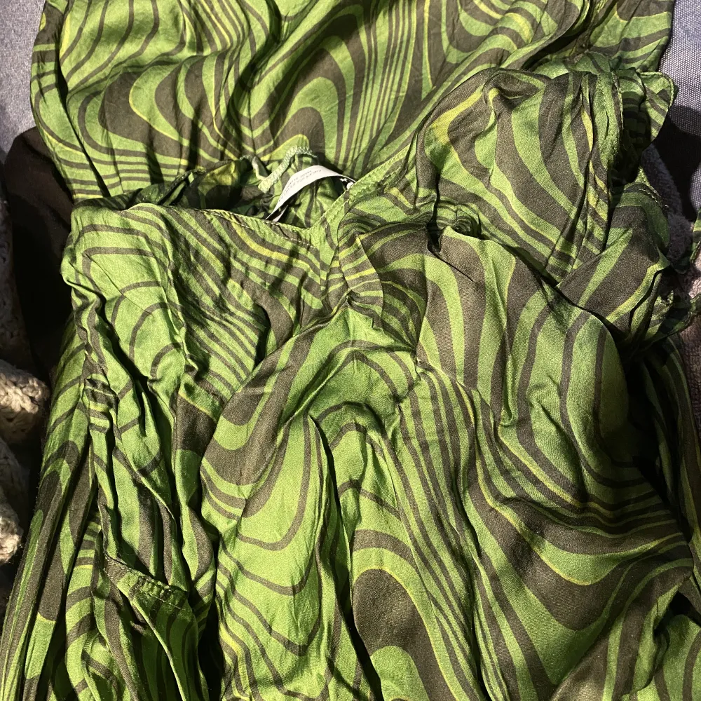 Grön klänning ifrån zara. Enbart använd en gång på nyår för ca 2 år sedan!. Klänningar.