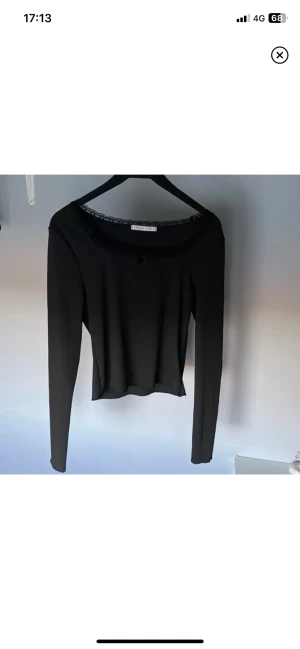 Topp - Långärmad tröja som är ribbad. Mycket sparsamt använd. På andra bilden ser man lite bättre det ribbade. Hör av dig vid funderingar 😊