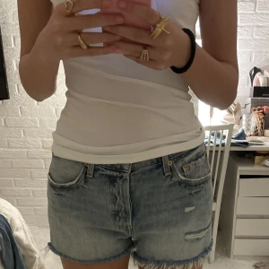 Levis jeansshorts - Snygga Levis ljusblåa jeansshorts🥰köpta på zalando, inte andvända mycket💘  I stolek 27/28= s/m  