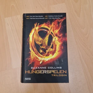 Hungerspelen trilogin - Bok, alla 3 böckerna i "Hungerspelen"-trilogin i en, av Suzanne Collins, på svenska. Inbunden, aldrig läst, som ny.