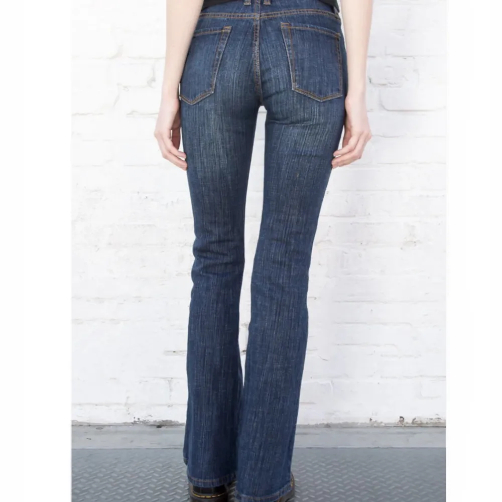 Säljer mina gamla favorit jeans för de ej kommer till lika mycket användning ❣️ andvänd gärna Köp nu funktionen☀️ Köptes för ett år sen för ca 400kr. Byxorna är perfekt lowwaist ❤️‍🔥. Jeans & Byxor.