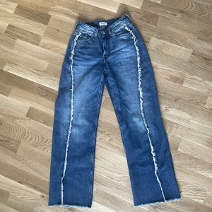 Coola weekday jeans  - Sparsam använda. Storlek 26, passar 34a. Nypris 650. Från weekdays kollektion med Cherrie 