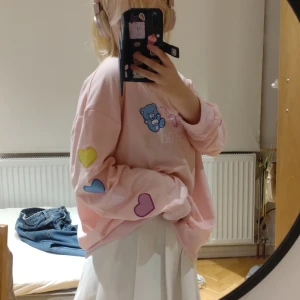 Supersöt långärmad tröja - Jag säljer denna jättegulliga tröja då den inte riktigt är min stil längre. Den har tryck med hjärtan på armarna och gulliga björnar på framsidan. Har bara använts ett fåtal gånger och är i bra skick. Storlek S men sitter overzised.