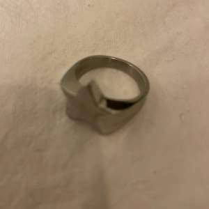 Hej säljer denna jätte gulliga ring som är en stjärna och den är i stål som inte rostar💕