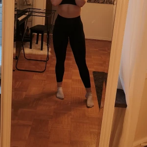 Svarta träningstights  - Svarta träningstights sparsamt använda! Storlek L men mer som M!   Jag är 171 som referens 