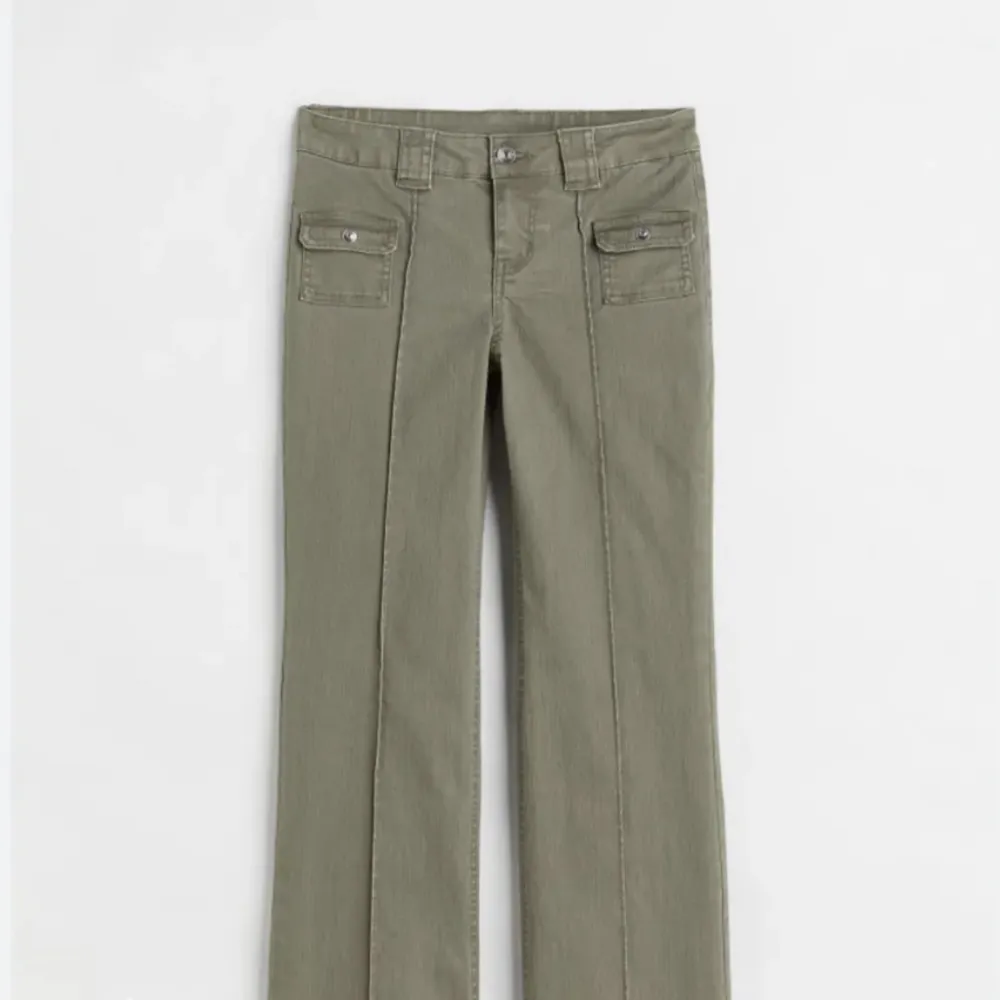 Säljer mina trendiga cargo jeans, andvända endast en gång 💚💚💚. Jeans & Byxor.