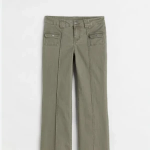 Cargo jeans  - Säljer mina trendiga cargo jeans, andvända endast en gång 💚💚💚