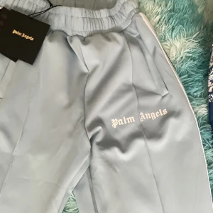 Palm angels dress/tracksuit  - Storlek:m Helt ny, mer frågor eller bilder hör av dig. Sista bilden e ba från Google 