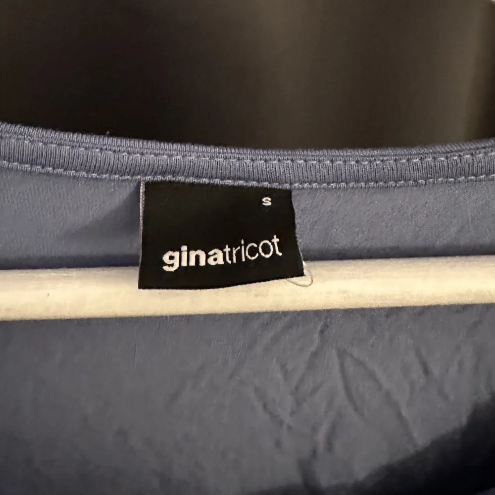 Fin blå långärmad topp från Ginatricot ”soft touch” med slits i ärmarna🩵  Toppen är i bra skick, storlek S. Toppar.